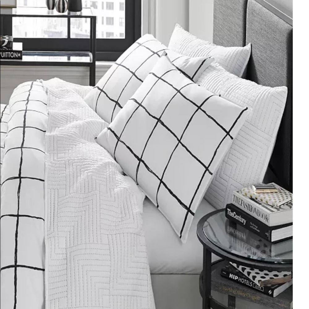 Macy’s City Scene Black & White Duvet & (2) Shams, Queen.